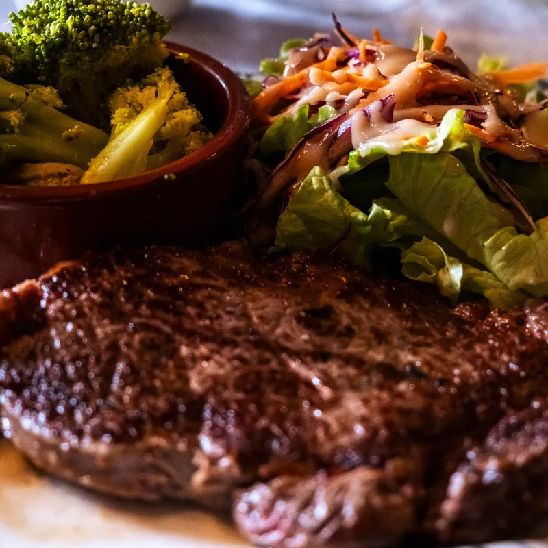 Entrecôte grillée, salade et brocolis — grillade du jour, Chez Magda