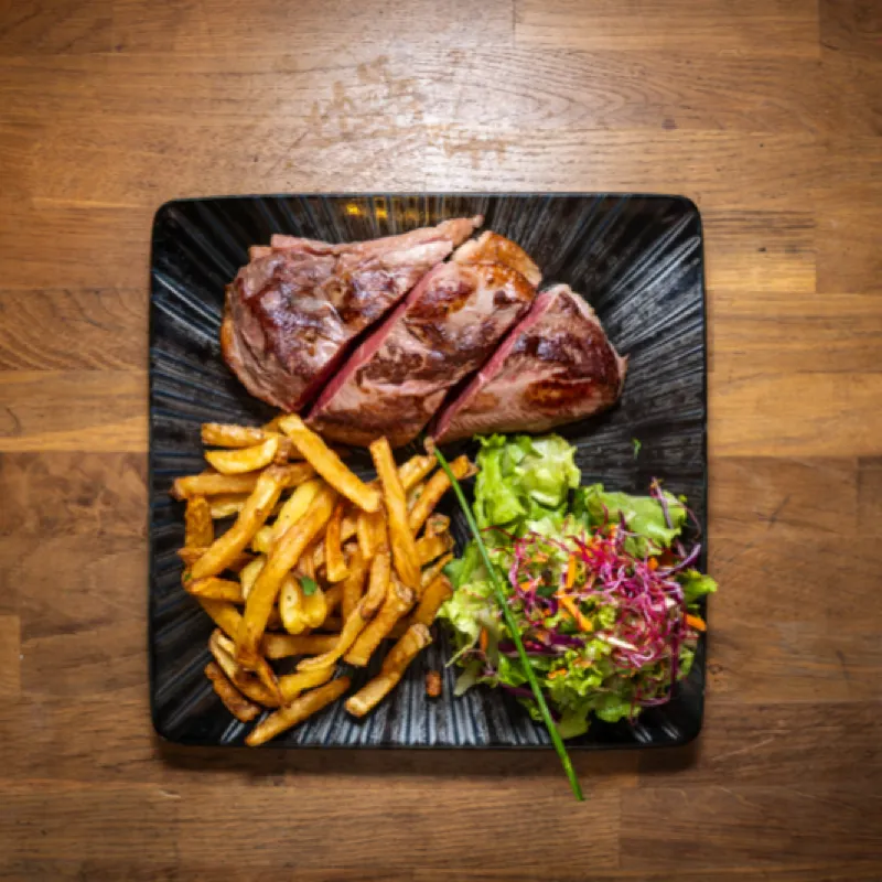 Magret de canard, frites et salade, Chez Magda