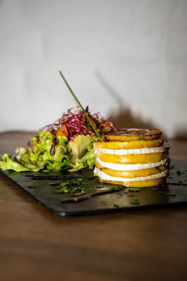 Tian de pomme et fromage de chèvre rôti au miel, Chez Magda