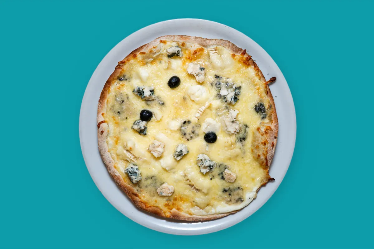 Pizza 4 Fromages, pâte fine, Chez Magda