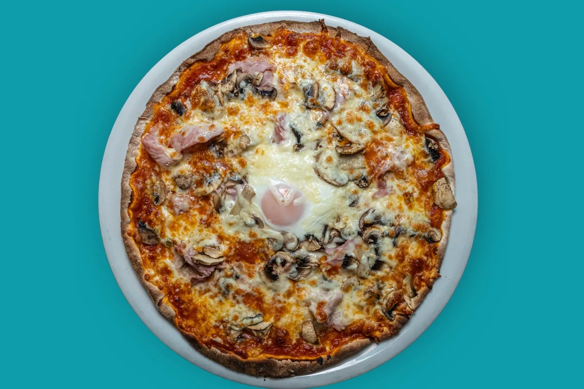 Pizza Royale, pâte fine, Chez Magda