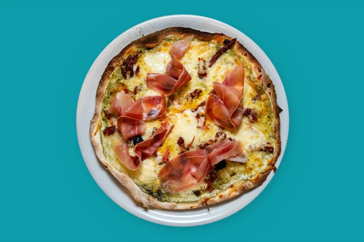 Pizza Toscane, pâte fine, Chez Magda