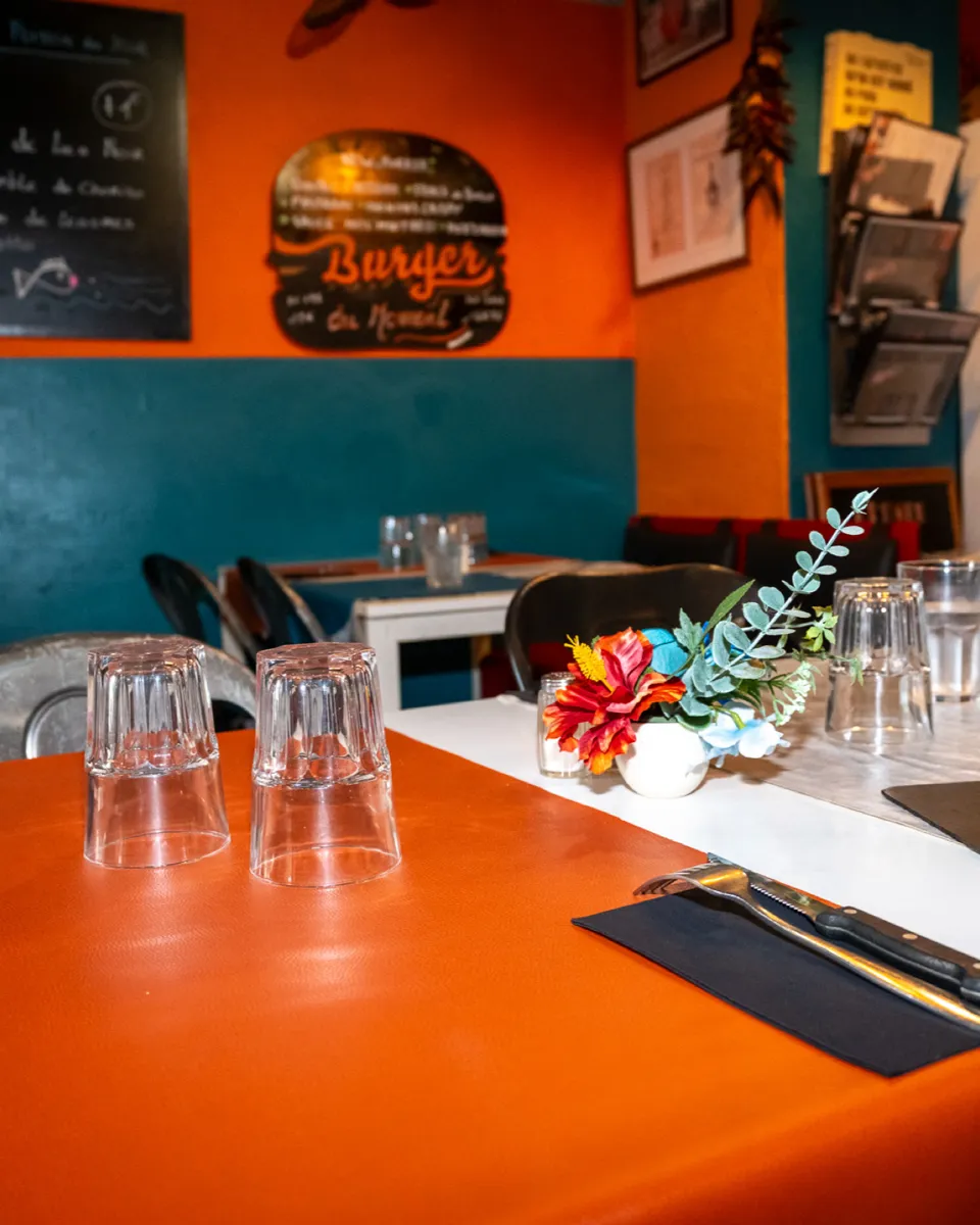 Salle du restaurant Chez Magda à Toulouse, tables dressées et ardoises du jour