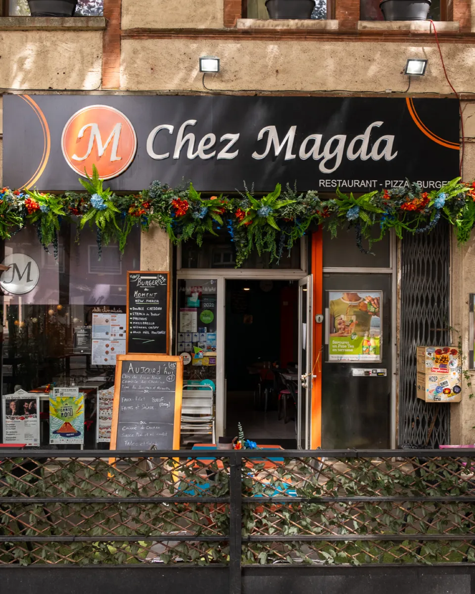 Terrasse du restaurant Chez Magda, façade et tables en extérieur