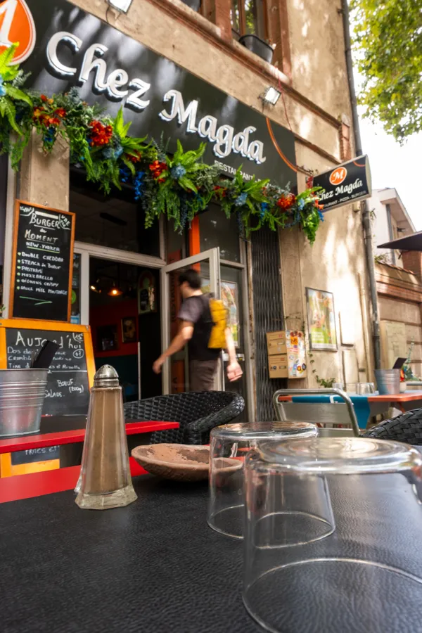 Entrée et terrasse extérieure Chez Magda, Saint-Agne