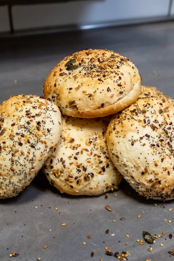 Pains à burger aux graines, pétris et cuits maison le matin, Chez Magda