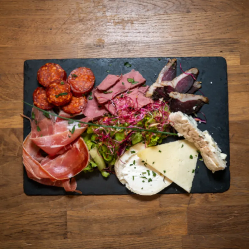 Ardoise mixte charcuterie et fromages, Chez Magda